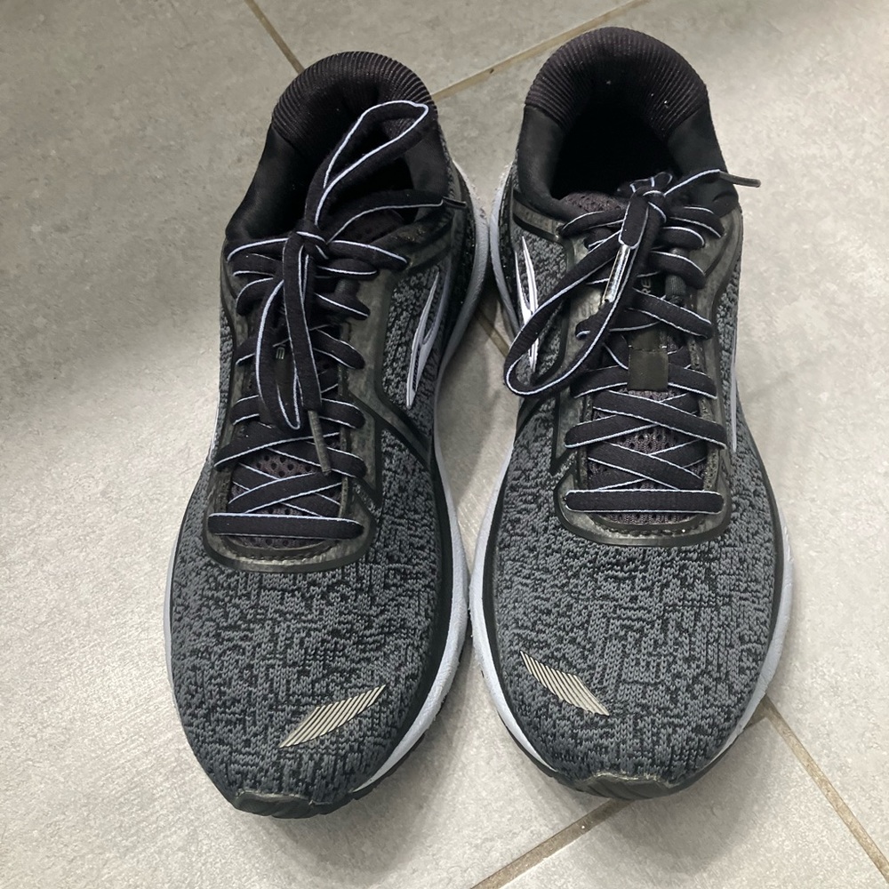 Woman’s Brooks Adrenaline sneakers
